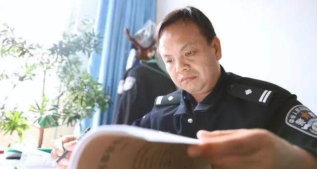 骆开敏同志生前照片。