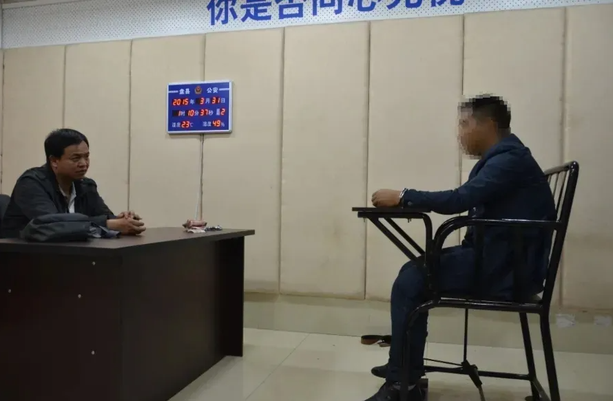 骆开敏同志生前审讯犯罪嫌疑人。