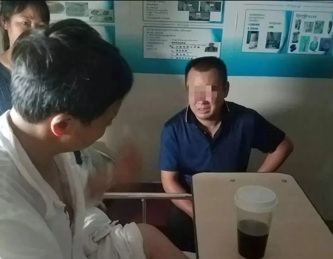 骆开敏同志生病住院期间与专案组成员研判案情。